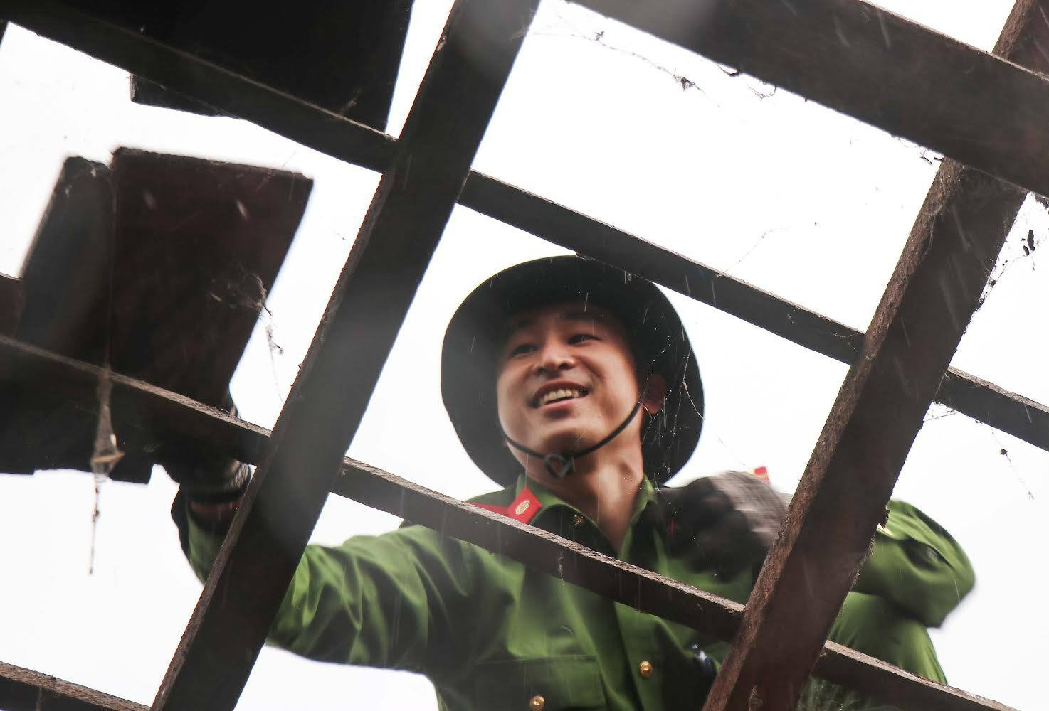 Thượng úy Nguyễn Quang Nhật Long, Công an tỉnh Quảng Ngãi dầm mưa giúp hộ nghèo xã Ba Thành, huyện Ba Tơ xóa nhà tạm. quang-ngai-20525-10.jpg