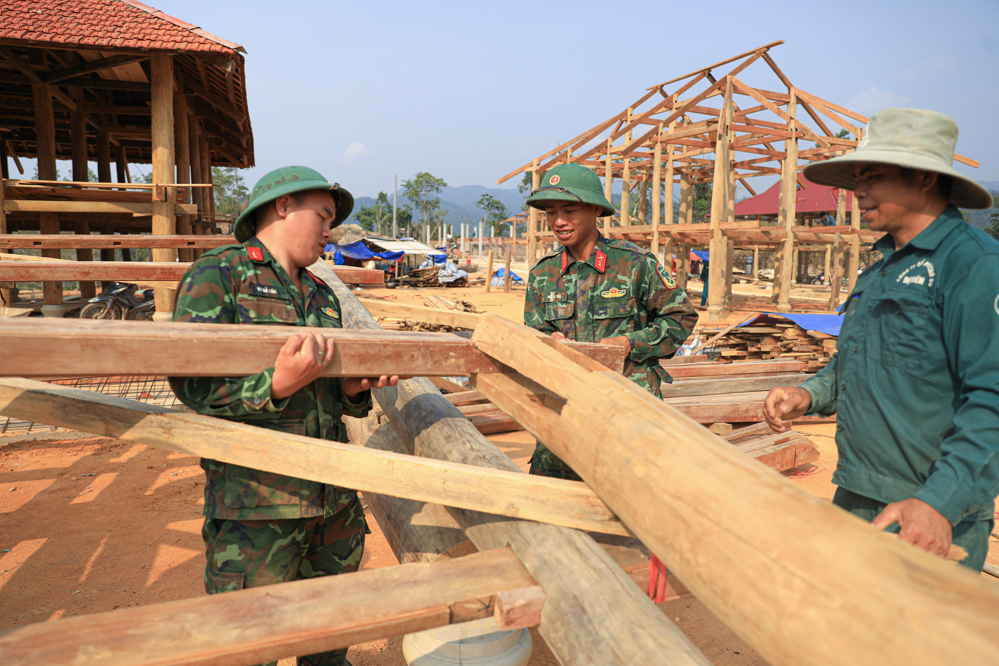 Lực lượng quân đội thuộc Trung đoàn 741 (Bộ Chỉ huy Quân sự tỉnh Điện Biên) giúp dân dựng nhà sàn tại bản Mường Pồn 2. dien-bien-14525-15.jpg