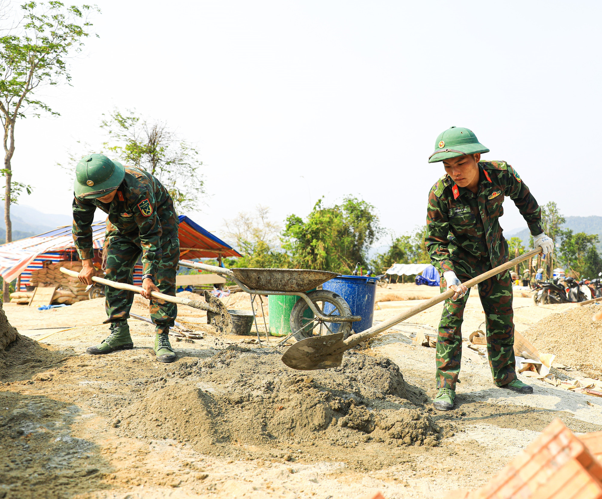 Cán bộ, chiến sĩ thuộc Trung đoàn 741 (Bộ Chỉ huy Quân sự tỉnh Điện Biên) trộn vật liệu để xây dựng nhà cho các hộ dân ở bản Mường Pồn 2. Cán bộ, chiến sĩ thuộc Trung đoàn 741 (Bộ Chỉ huy Quân sự tỉnh Điện Biên) trộn vật liệu để xây dựng nhà cho các hộ dân ở bản Mường Pồn 2.