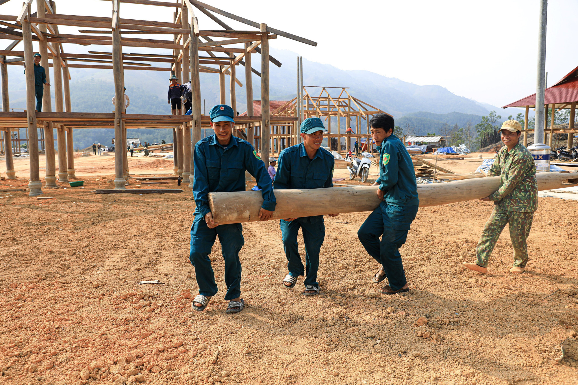 Lực lượng dân quân tự vệ xã Mường Pồn giúp dân dựng nhà sàn tại bản Mường Pồn 2. dien-bien-14525-13.jpg