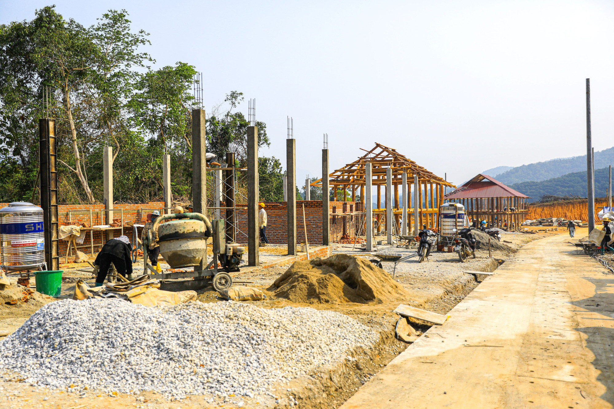 Nhiều ngôi nhà mới ở bản Mường Pồn 2 đang được gấp rút xây dựng. dien-bien-14525-14.jpg