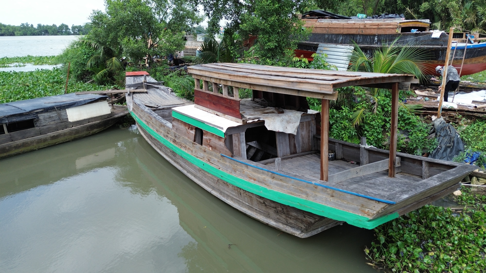 Một chiếc ghe đóng mới vừa được hạ thuỷ. Ảnh: Thành Phương/TTXVN dong-ghe-26725-16.jpg