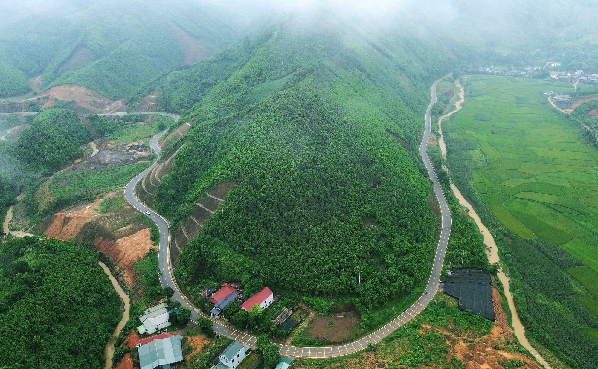 Tuyến đường nối thị xã Nghĩa Lộ (tỉnh Yên Bái) với cao tốc Hà Nội - Lào Cai, điểm đầu tại nút giao IC14 của đường cao tốc Nội Bài - Lào Cai, thuộc huyện Văn Yên, tỉnh Yên Bái đã hoàn thành, đưa vào sử dụng. nghia-lo-7625-10.jpg