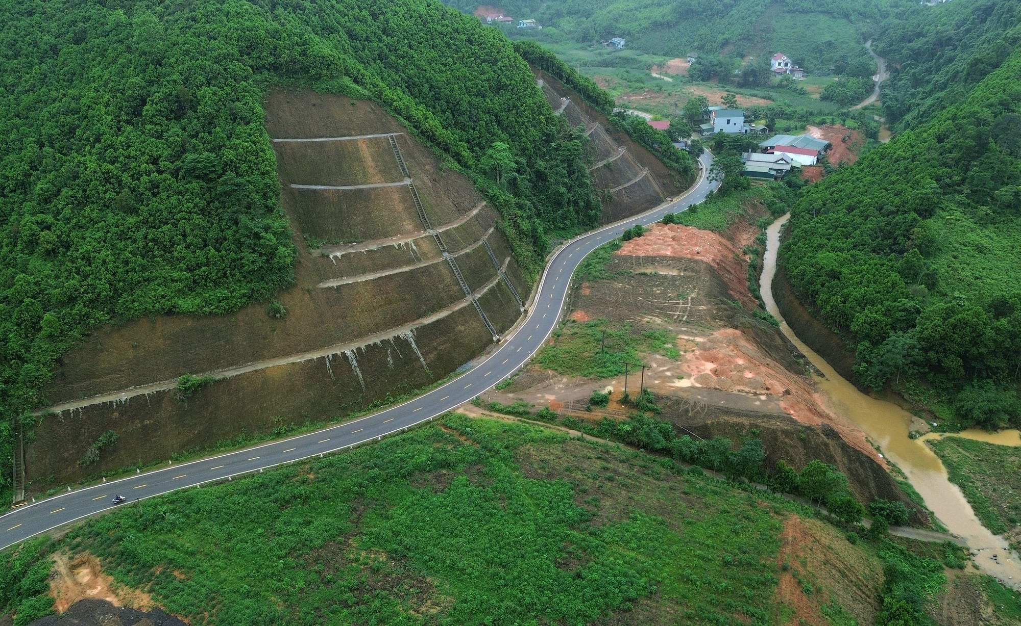 Đoạn qua huyện Văn Yên, tỉnh Yên Bái đã hoàn thành và đưa vào sử dụng. nghia-lo-7625-17.jpg