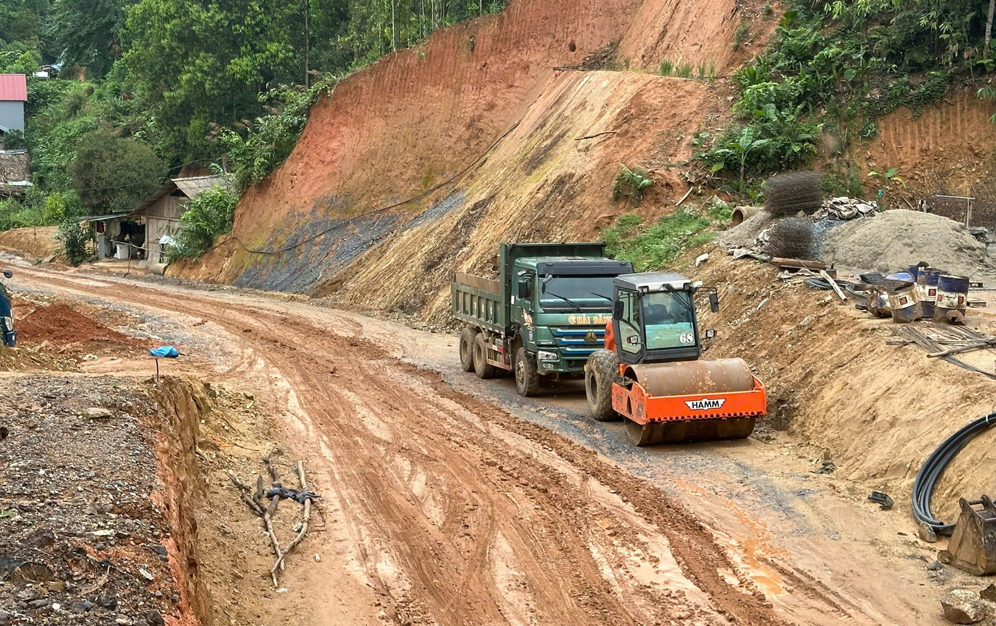 Nhà thầu đẩy nhanh tiến độ thi công đoạn qua xã Mỏ Vàng, huyện Văn Yên, tỉnh Yên Bái trước khi vào mùa mưa. nghia-lo-7625-19.jpg