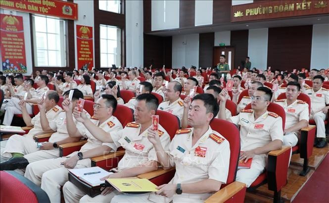 Các đại biểu biểu quyết tại Đại hội. Ảnh: Quý Trung/TTXVN lai-chau-13825-14.jpg