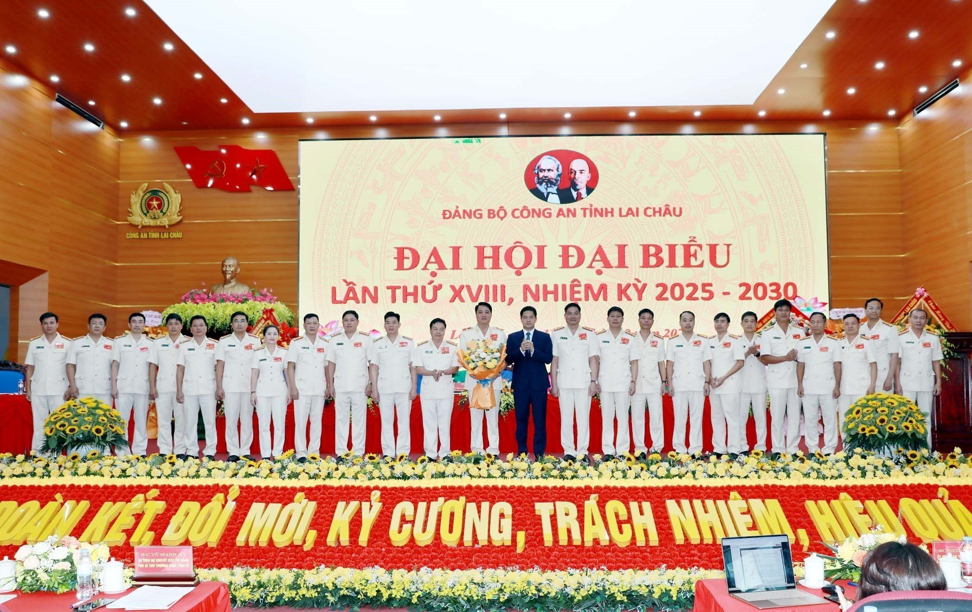 Ủy viên dự khuyết Trung ương Đảng, Phó Bí thư Thường trực Tỉnh ủy Lai Châu Vũ Mạnh Hà tặng hoa chúc mừng Ban Chấp hành Đảng bộ Công an tỉnh Lai Châu nhiệm kỳ 2025 - 2030. Ảnh: Quý Trung/TTXVN lai-chau-13825-10.jpg