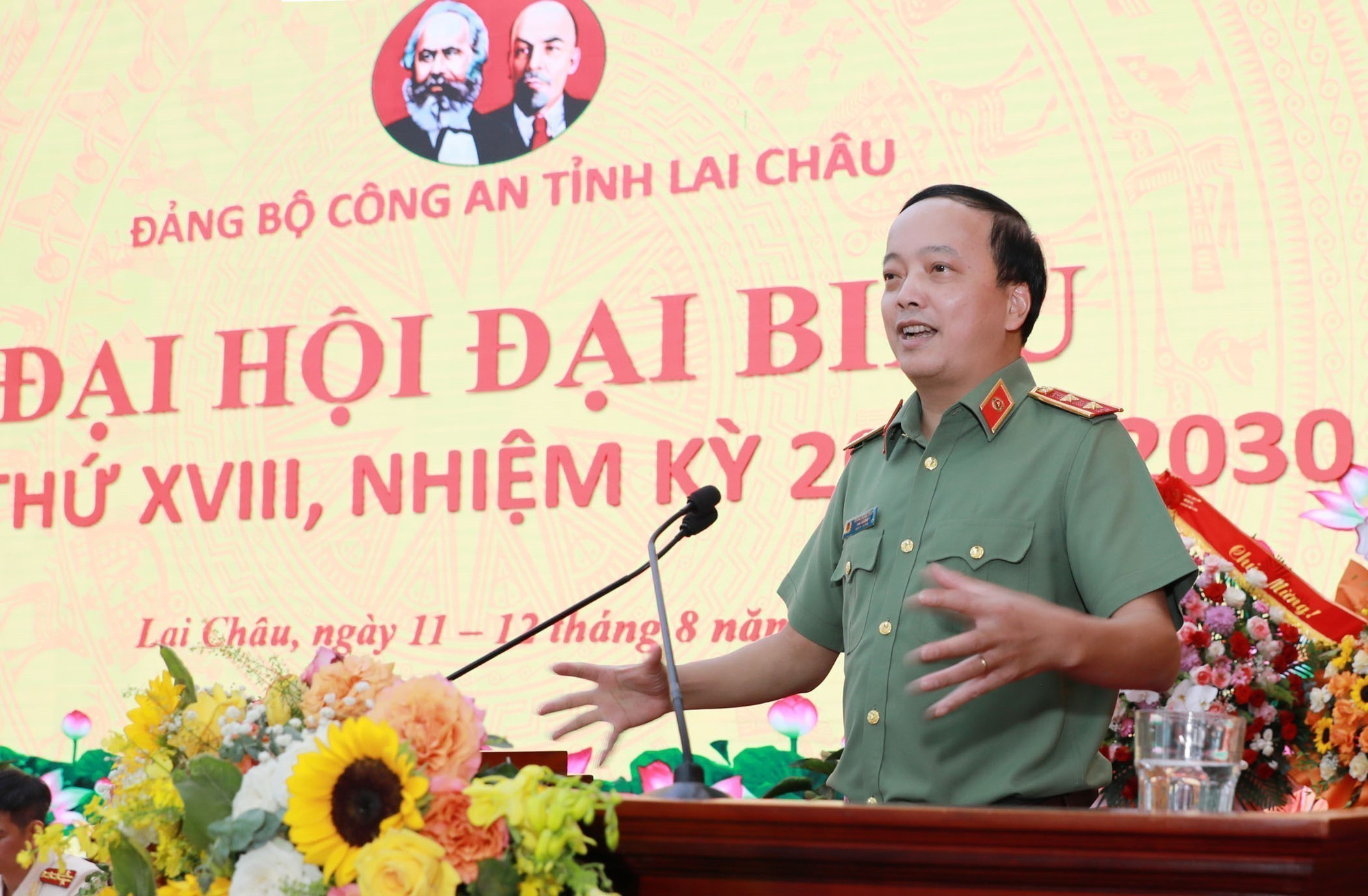 Trung tướng Đặng Hồng Đức, Ủy viên Ban Thường vụ Đảng ủy Công an Trung ương, Thứ trưởng Bộ Công an phát biểu chỉ đạo Đại hội. Ảnh: Quý Trung/TTXVN lai-chau-13825-12.jpg