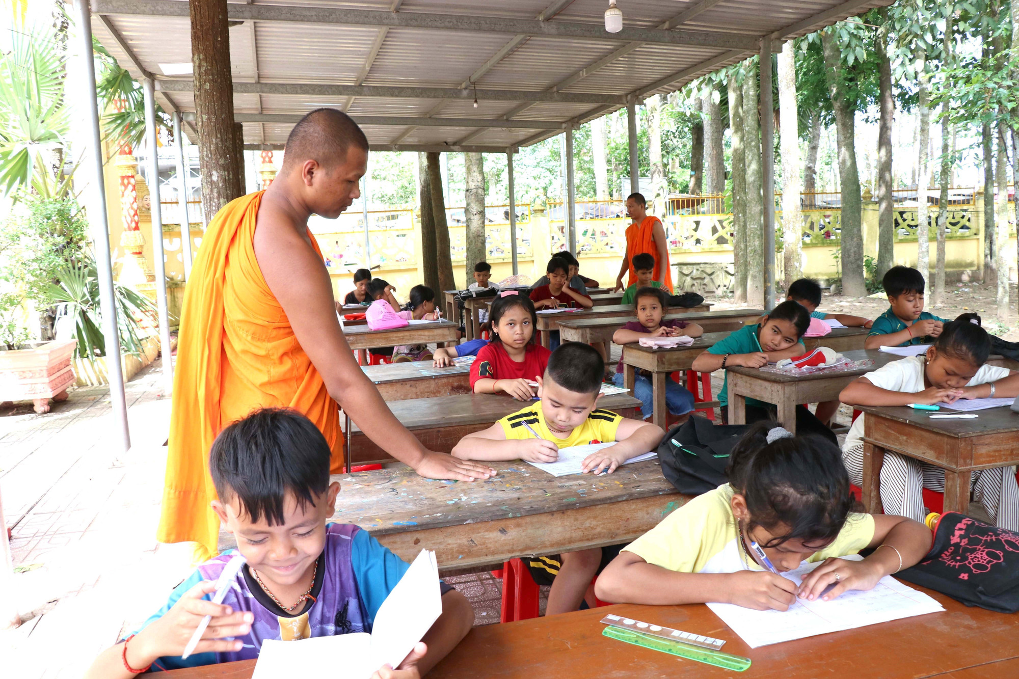 Lớp học chữ Khmer hè năm 2025 tại chùa Âng, phường Nguyệt Hóa, tỉnh Vĩnh Long. khmer-4925-10.jpg