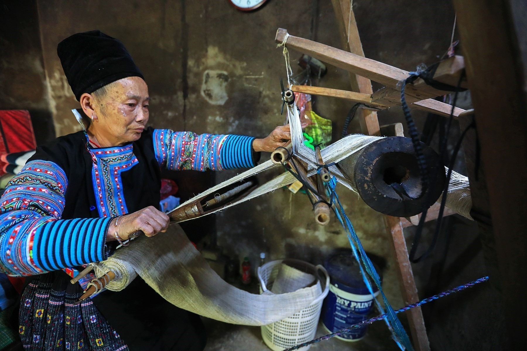 Một người phụ nữ Mông ở xã Pà Cò miệt mài bên khung cửu để dệt ra những tấm vải thổ cẩm Mông bền đẹp. mai-chau-21625-16.jpg