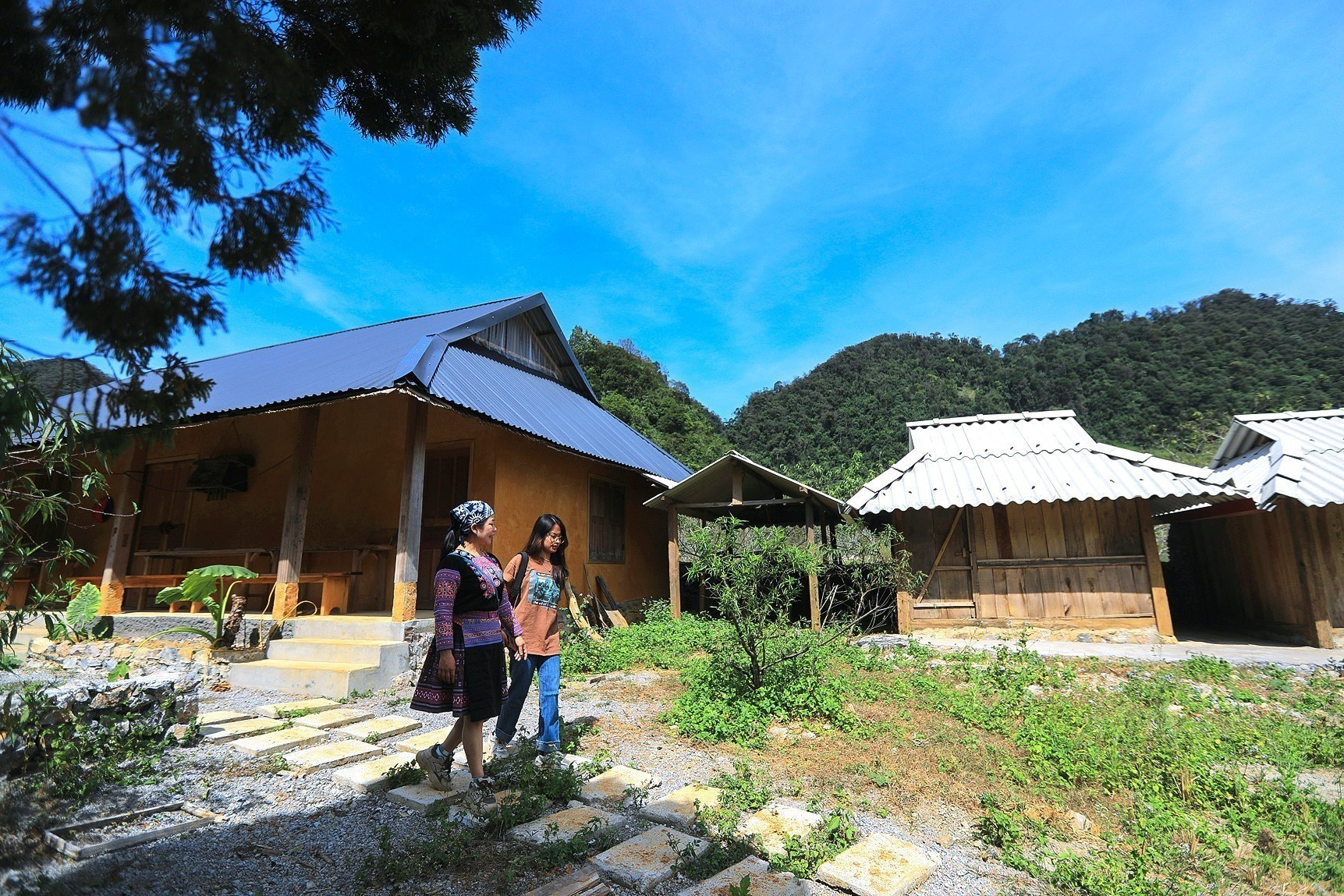 Không gian trưng bày văn hóa người Mông của chị Sùng Y Múa tại xã Hang Kia. mai-chau-21625-10.jpg