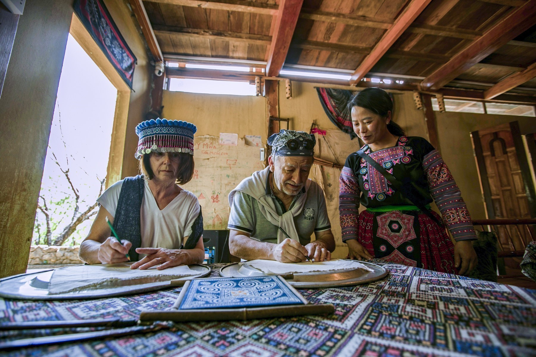 Du khách Pháp trải nghiệm vẽ sáp ong trên vải thổ cẩm người Mông tại Homestay Y Múa xã hang Kia. mai-chau-21625-13.jpg