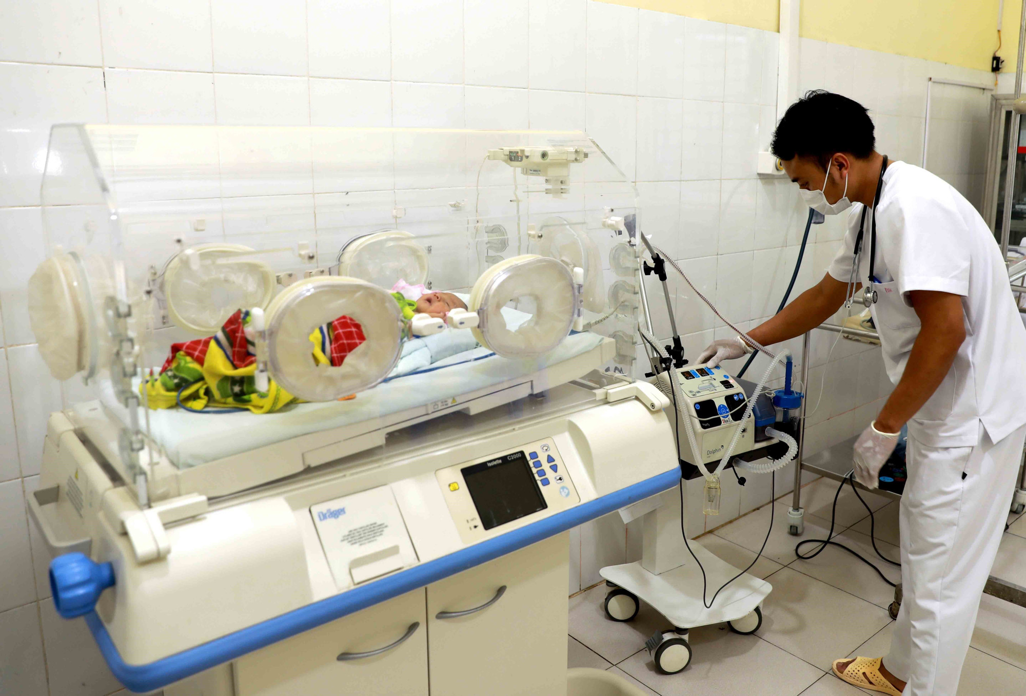 Trung tâm được cung cấp một số trang thiết bị hiện đại đáp ứng cho việc điều trị cho bệnh nhi. muong-te-7625-12.jpg