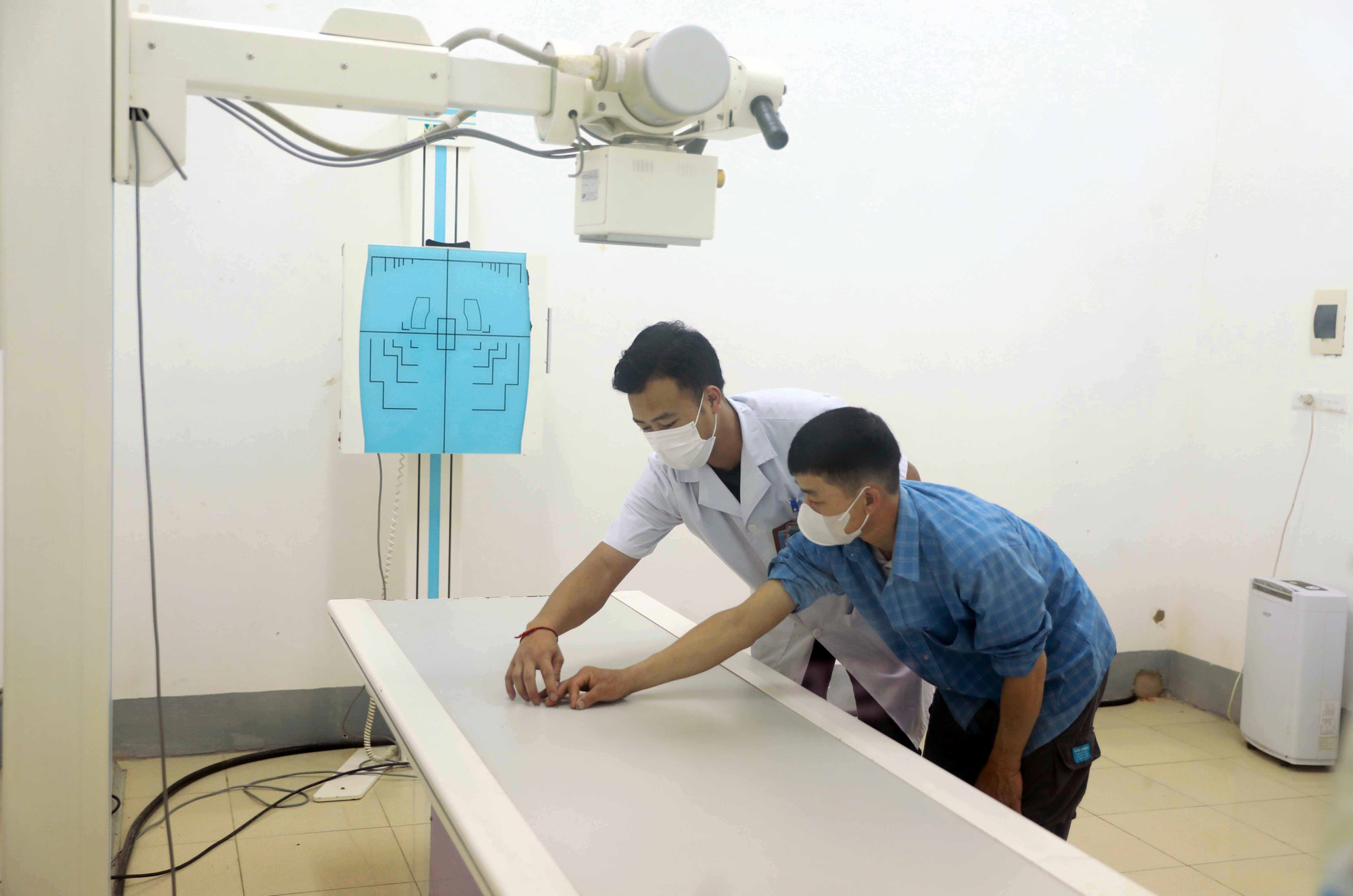 Cán bộ nhân viên của Trung tâm Y tế huyện Mường Tè luôn tận tình hướng dẫn người dân khi đến khám, điều trị. muong-te-7625-11.jpg