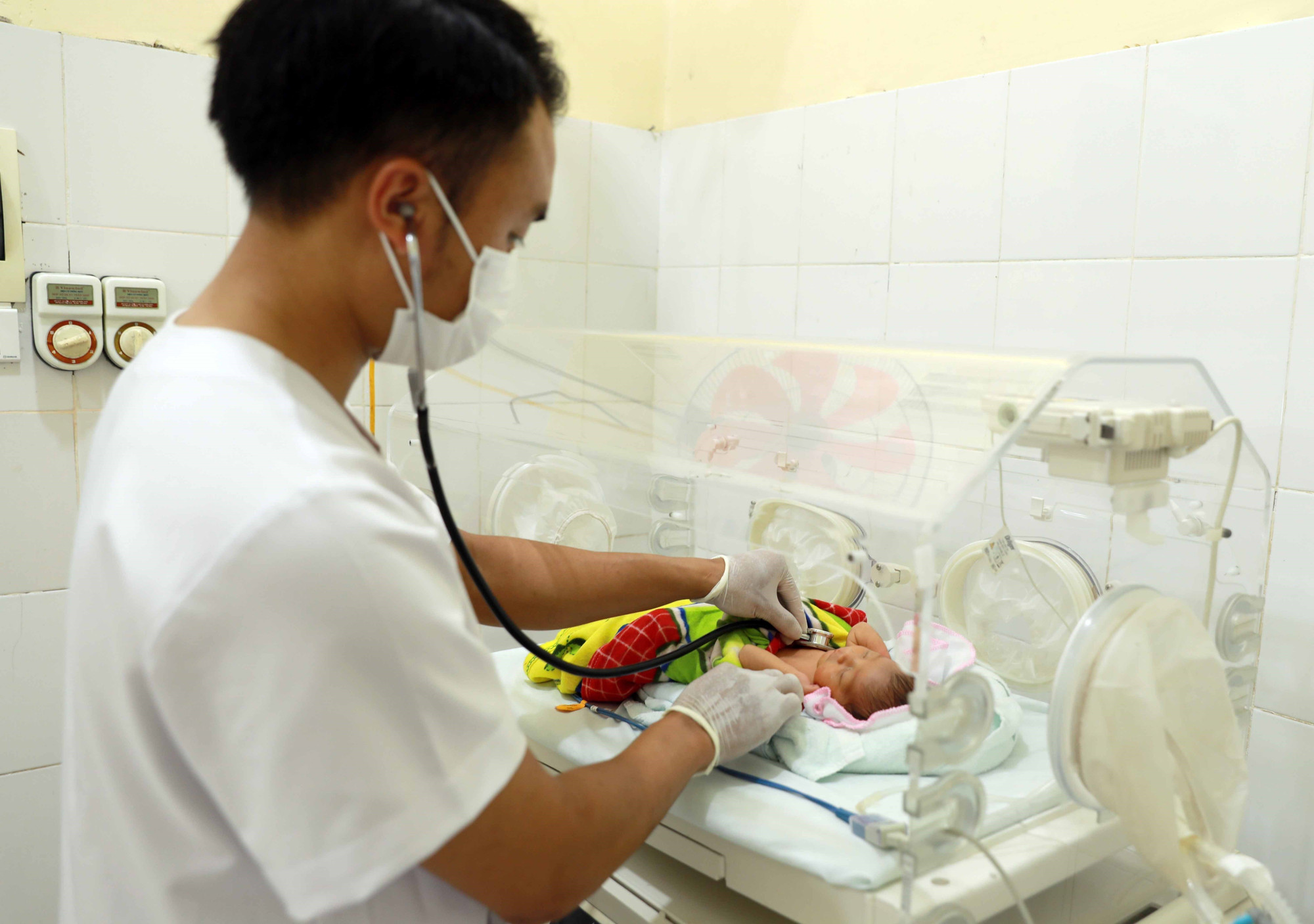 Bác sỹ khoa nhi thăm khám, chăm sóc cho bệnh nhi trong lồng kính của Trung tâm Y tế huyện Mường Tè (Lai Châu). muong-te-7625-13.jpg
