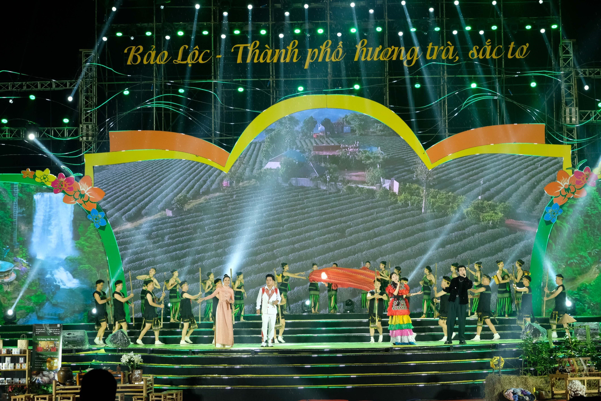 Chương trình nghệ thuật đặc biệt “Bảo Lộc - Hương trà, sắc tơ”, trong khuôn khổ Festival Hoa Đà Lạt lần thứ X năm 2024. Ảnh: Nguyễn Dũng/TTXVN bao-loc-15625-10.jpg