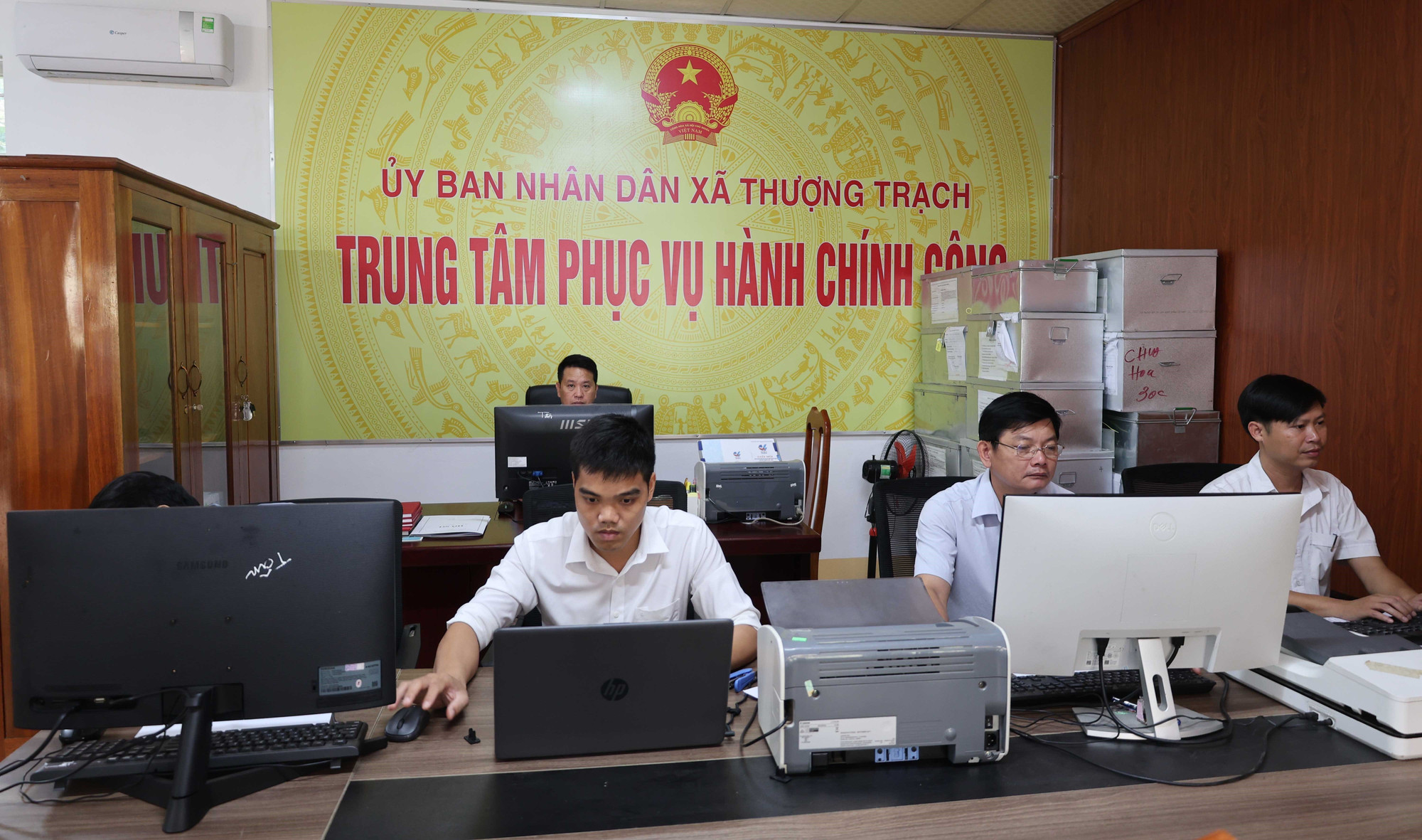 UBND xã Thượng Trạch (Quảng Trị) cắt cử công chức, viên chức xuống tận bản để hoàn tất thủ tục về nhân khẩu, hộ tịch cho người dân. dai-ngan-29725-11.jpg