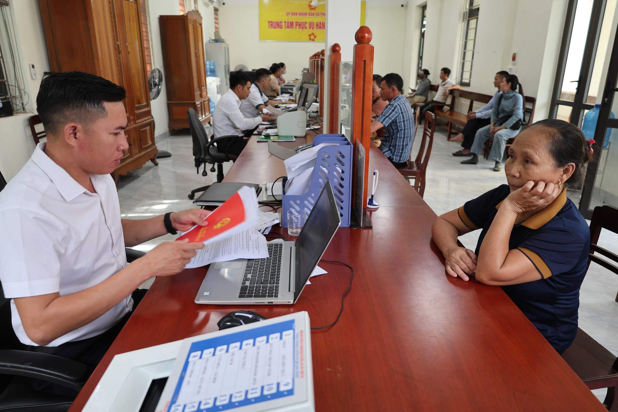 Người dân xã Phong Nha, một trong những xã lớn sau sáp nhập của tỉnh Quảng Trị, thực hiện giải quyết thủ tục hành chính tại Trung tâm phục vụ hành chính công xã Phong Nha. dai-ngan-29725-12.jpg