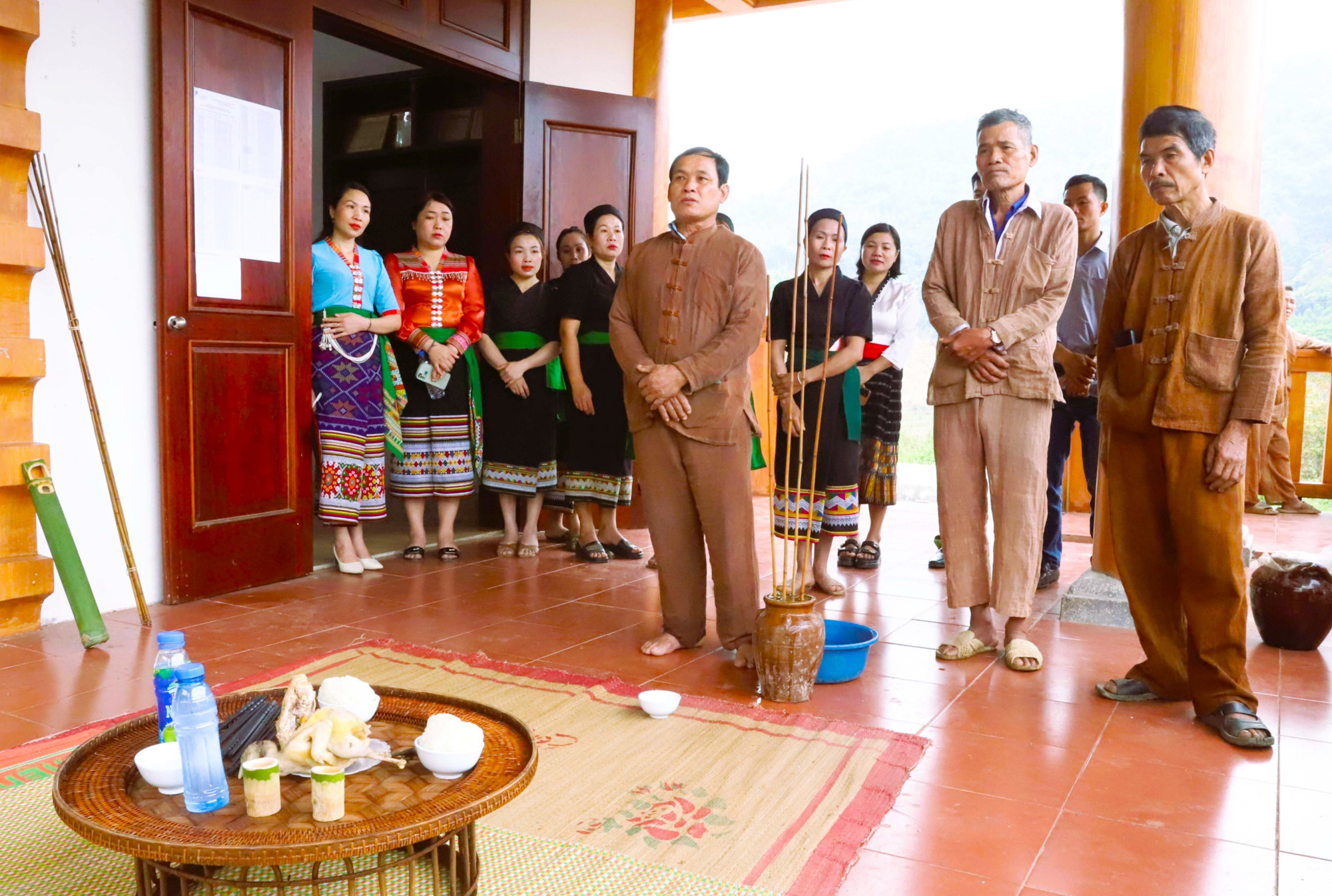 Mở đầu cho lễ đón tiếng sấm đầu năm là nghi thức cúng bản. Đây là nghi thức rất quan trọng để thầy mo, các vị già làng, trưởng bản, người có uy tín sẽ khấn cầu và thông báo xin thổ địa, thần linh trông coi bản làng, cai quản dòng dòng, dãy núi đồng ý cho dân bản tổ chức và đón lễ trên địa bàn. o-du-6725-12.jpg