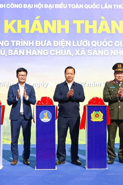 Mang điện lưới quốc gia đến với đồng bào vùng cao Sáng Nhè