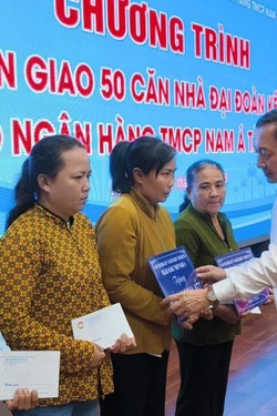 Bàn giao 50 căn nhà Đại đoàn kết cho hộ nghèo, đặc biệt khó khăn 
