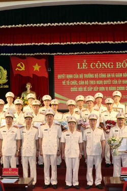 Lai Châu trao quyết định cho 38 Trưởng Công an các xã, phường