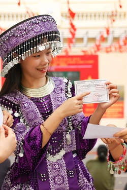 Những 'bông hoa' núi rừng gửi trọn niềm tin vào lá phiếu giữa lòng Thủ đô