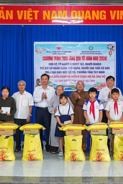 Mang yêu thương, trao quà Tết tặng đồng bào vùng biên giới Tây Nam
