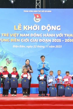 Lễ phát động 'Hành trình đồng hành với học sinh biên giới' tại xã Na Sang, Điện Biên