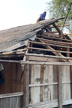 Dông lốc kèm mưa đá, sét khiến một người tử vong và nhiều nhà dân bị tốc mái tại Sơn La