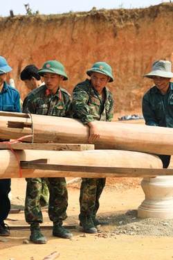 Bộ đội Cụ Hồ giúp người dân vùng thiên tai an cư tại nơi ở mới