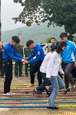 Rộn ràng ngày hội thanh niên dân tộc thiểu số tại bản Rào Tre