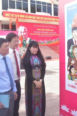 Thưởng lãm tranh cổ động đẹp về Chủ tịch Hồ Chí Minh