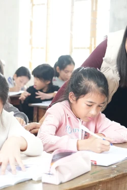 Lớp học tình thương nơi rốn lũ