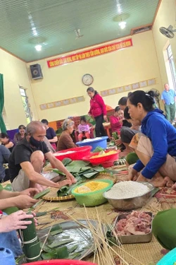 Người dân tích cực quyên góp, ủng hộ nhân dân vùng lũ