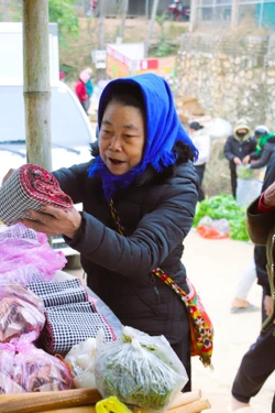 Độc đáo sắc màu văn hóa chợ phiên biên giới Nhôn Mai