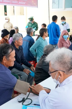 Mang Tết sớm đến người dân vùng biên