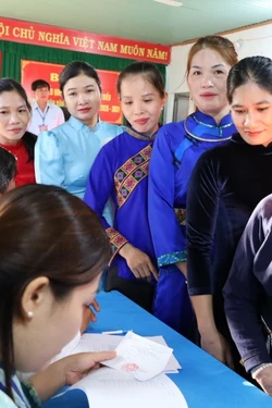 Cử tri tại các công trình trọng điểm và đồng bào các dân tộc, tôn giáo đi bỏ phiếu đầy đủ