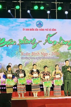 Mang Tết đến bà con vùng biên giới