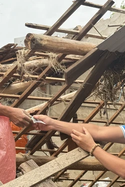 Những gia đình 'không về nhà' sau mưa lũ lịch sử