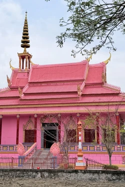 Ngôi chùa Nam tông Khmer màu hồng độc đáo