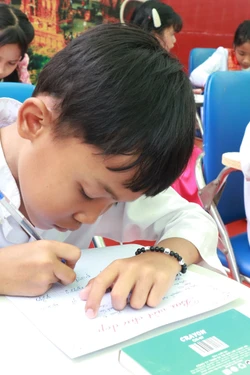 Giữ hồn chữ viết Chăm, lan tỏa giá trị văn hóa truyền thống