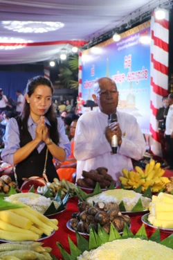 Lễ Cúng Trăng của đồng bào Khmer tại chùa Khleang