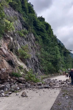 Sạt lở đá trên đường Hồ Chí Minh nhánh Tây