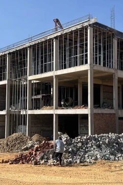 Khắc phục khó khăn, đẩy nhanh tiến độ xây dựng trường học tại vùng biên