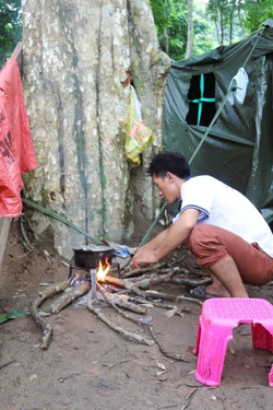 Trao tặng 10 tấn gạo cho các hộ nghèo, khó khăn tại xã biên giới Nhôn Mai