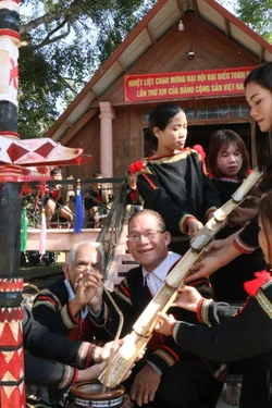 Đại hội XIV của Đảng: Đồng bào Tây Nguyên quây quần theo dõi Phiên khai mạc Đại hội