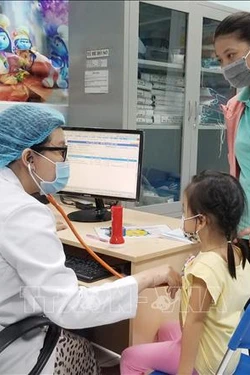 Thời tiết giao mùa, gia tăng người cao tuổi, trẻ nhỏ nhập viện do bệnh hô hấp