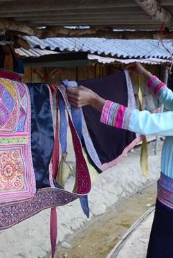 Những bộ quần áo truyền thống của người Xạ Phang. Ảnh: Xuân Tiến