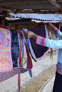 Những bộ quần áo truyền thống của người Xạ Phang. Ảnh: Xuân Tiến